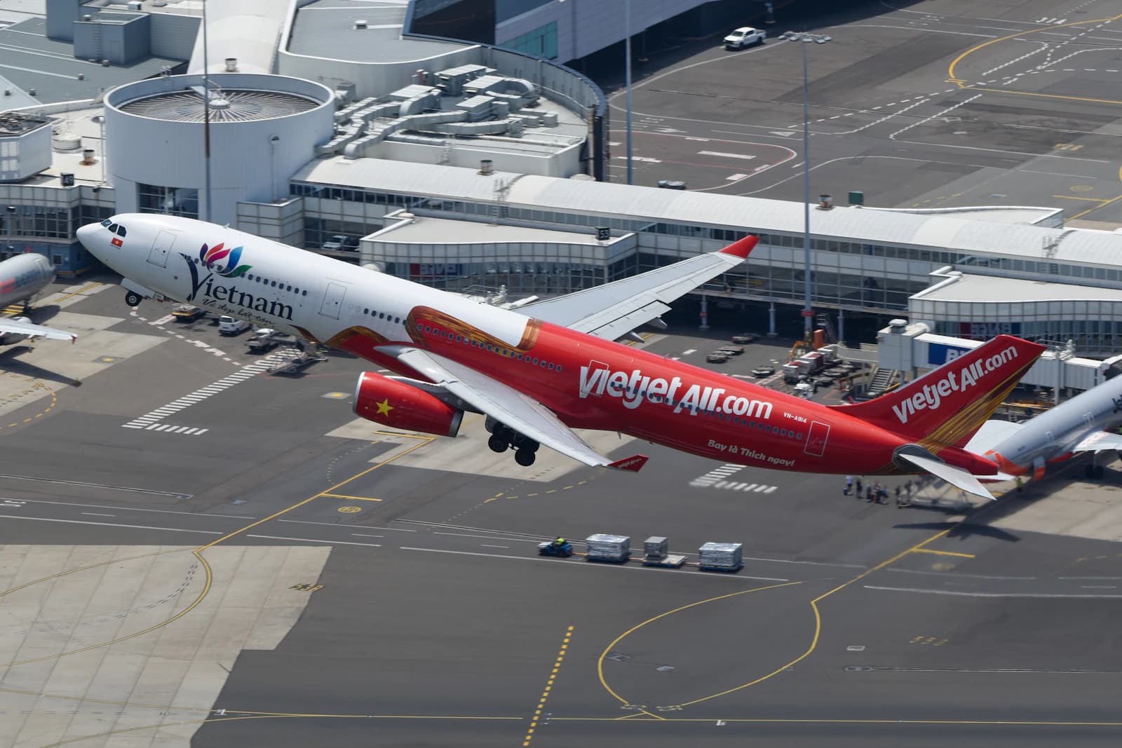 夕暮れ時のシドニー空港のエプロンに駐機する VietJet A330