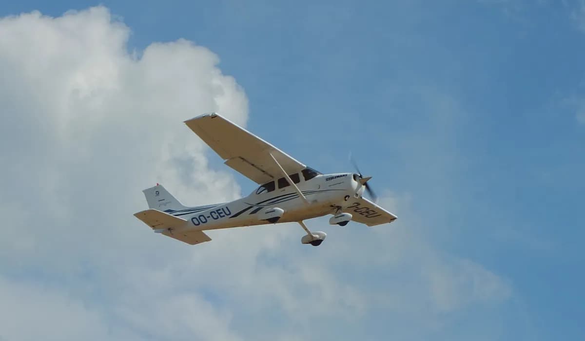 Cessna 172S Skyhawk in flight