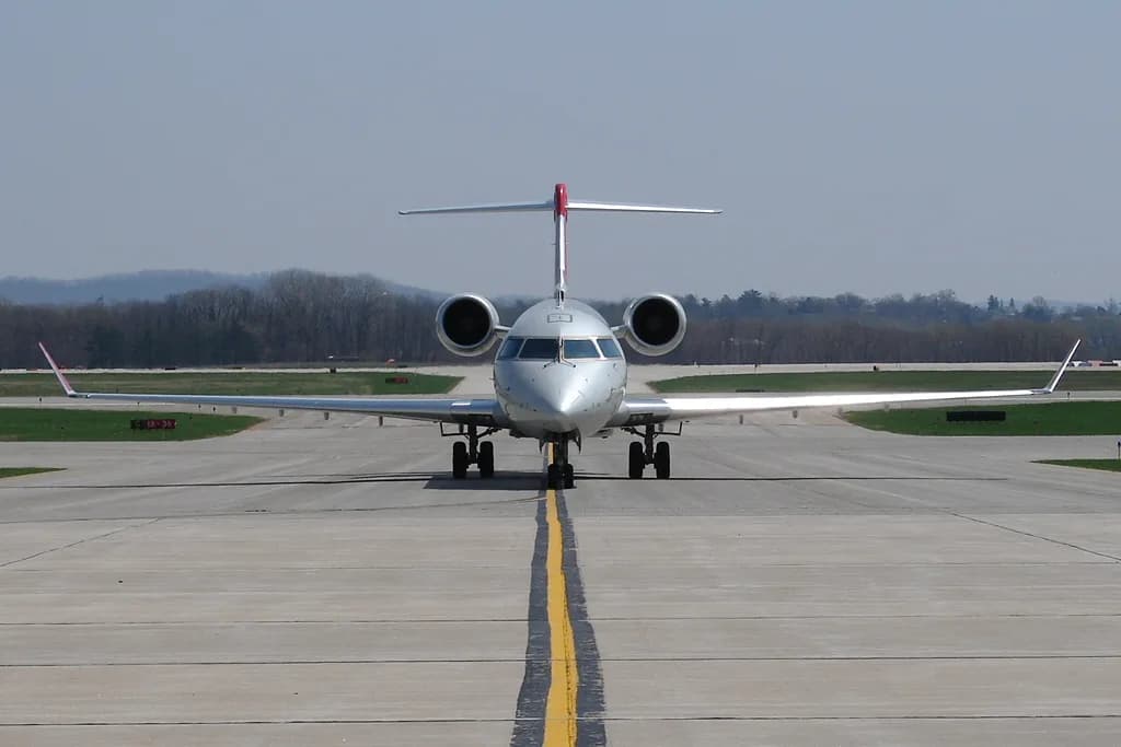 Beherrschen Sie den Bombardier CRJ-200/700/900/1000 in MSFS 2024. Varianten, Leistung, Regionalbetrieb, Kraftstoffplanung, Flugverhalten.
