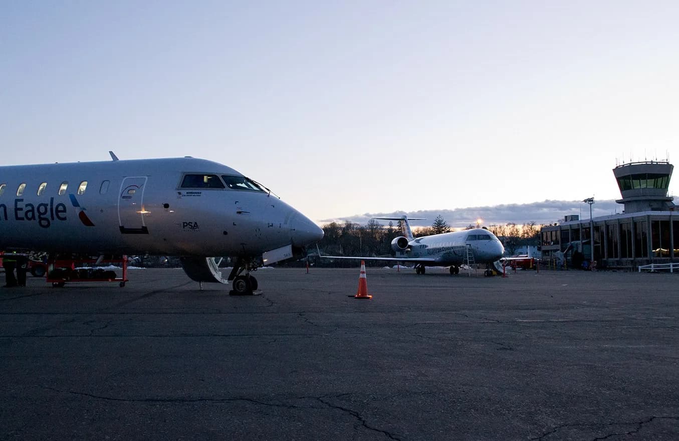 Bombardier CRJ-900 und CRJ-200 teilen sich das Vorfeld am Tweed New Haven Airport