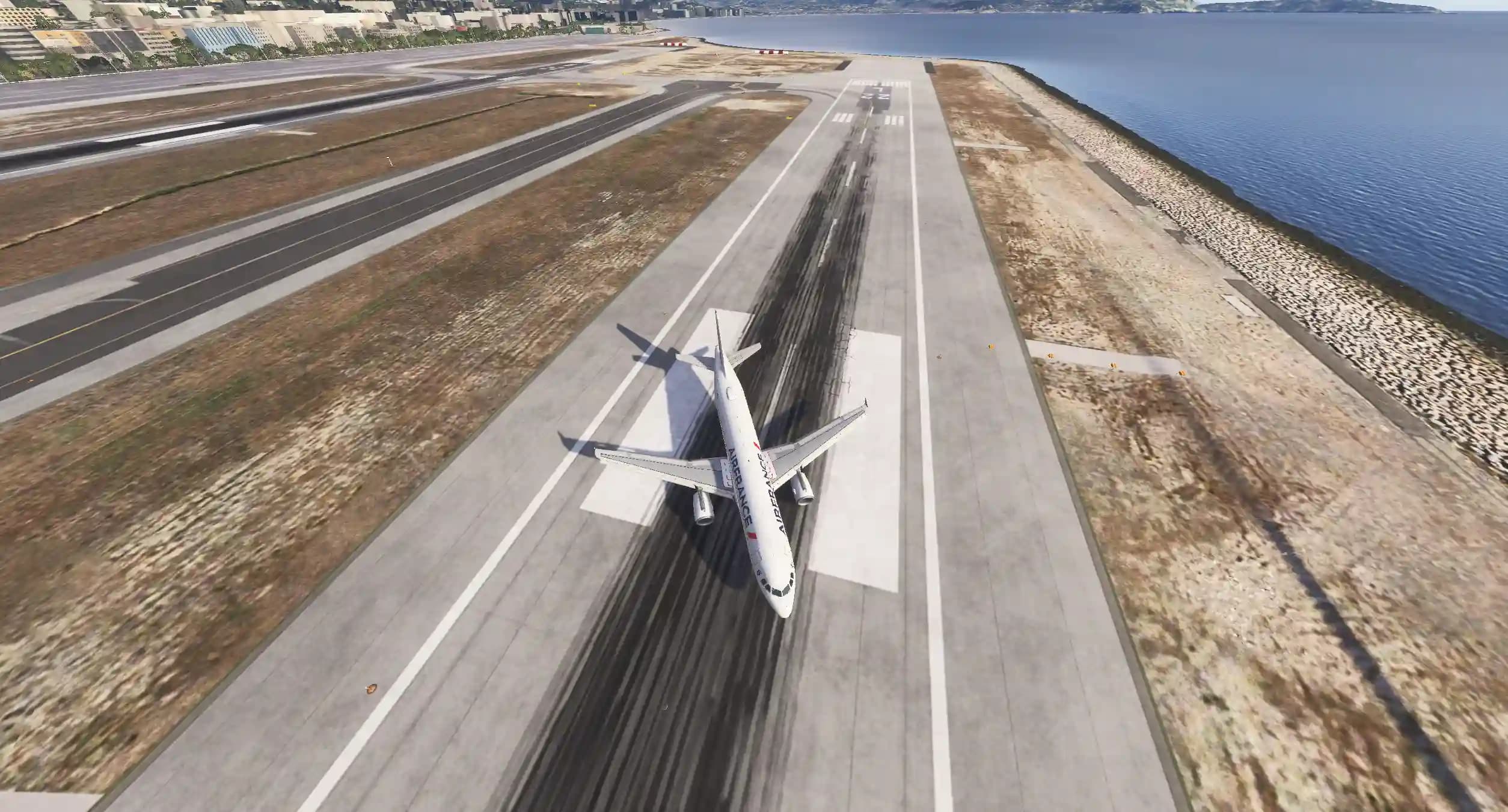 Microsoft Flight Simulator 2024で沿岸空港での横風着陸中にクラブ技法を実行するエールフランス航空機