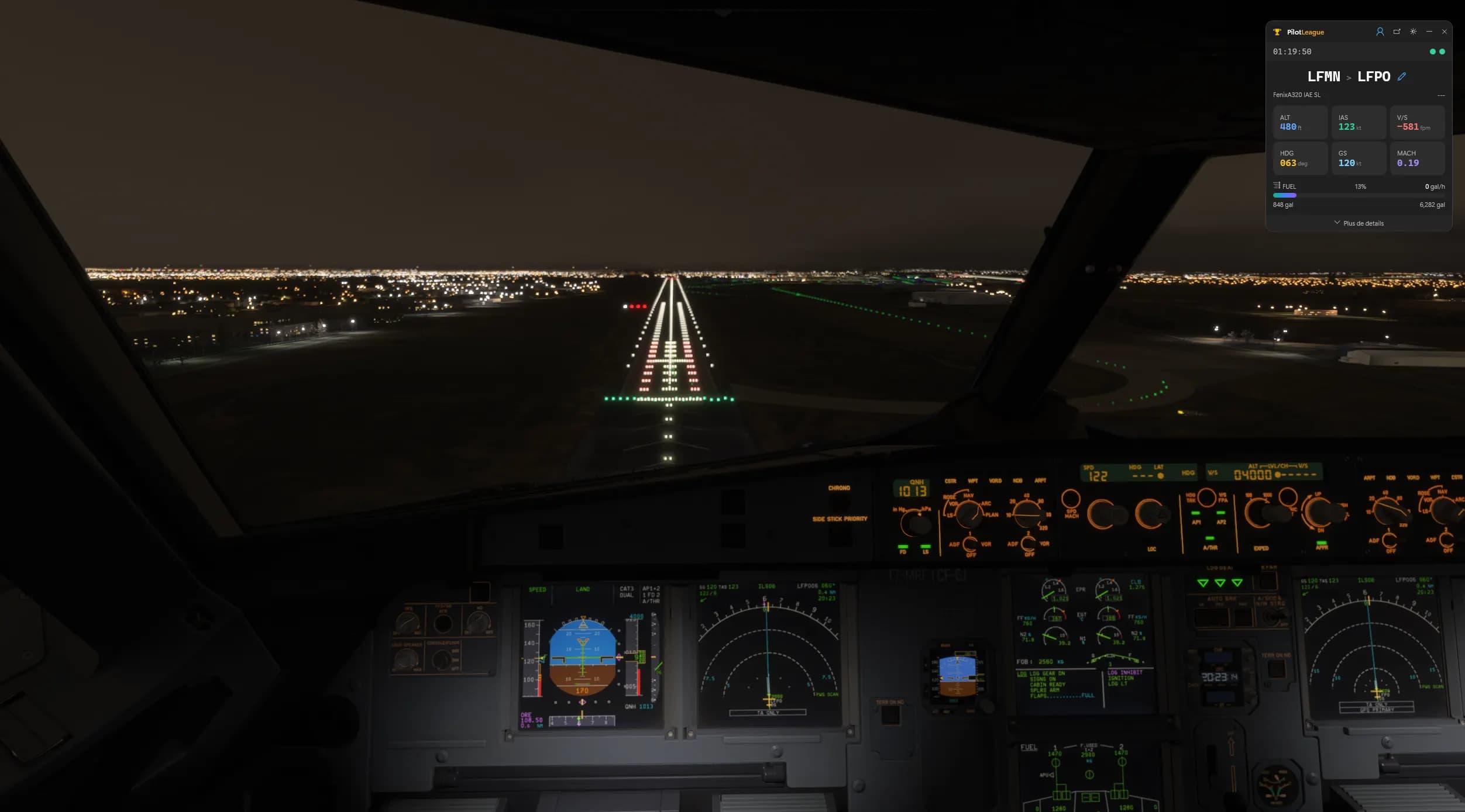 ニース空港への夜間進入中のA320コックピットビュー、PAPI灯、滑走路照明、飛行パラメータを表示するPilotLeagueオーバーレイ