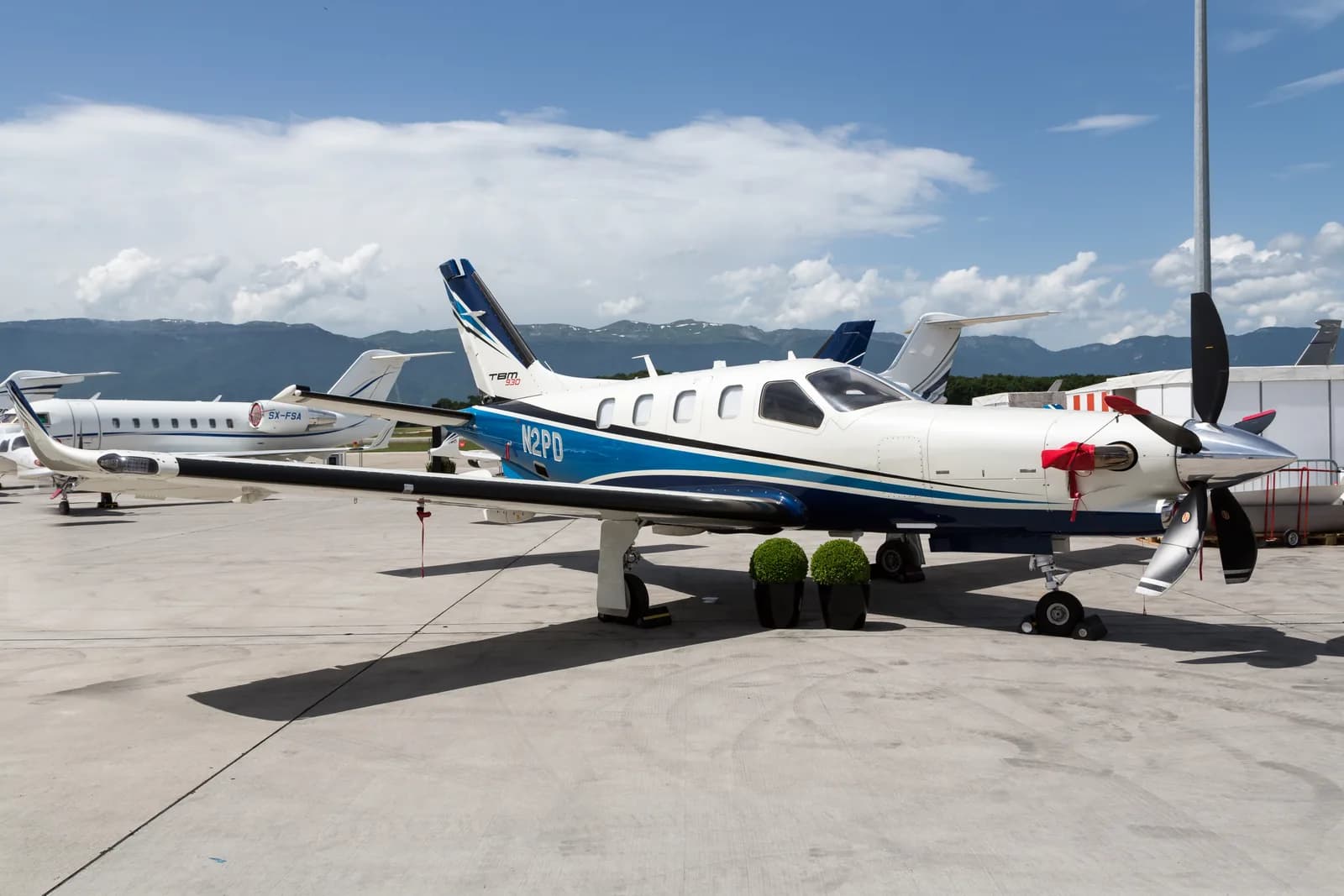 Daher TBM 930 in statischer Ausstellung mit Turboprop-Nase und Lufteinlass